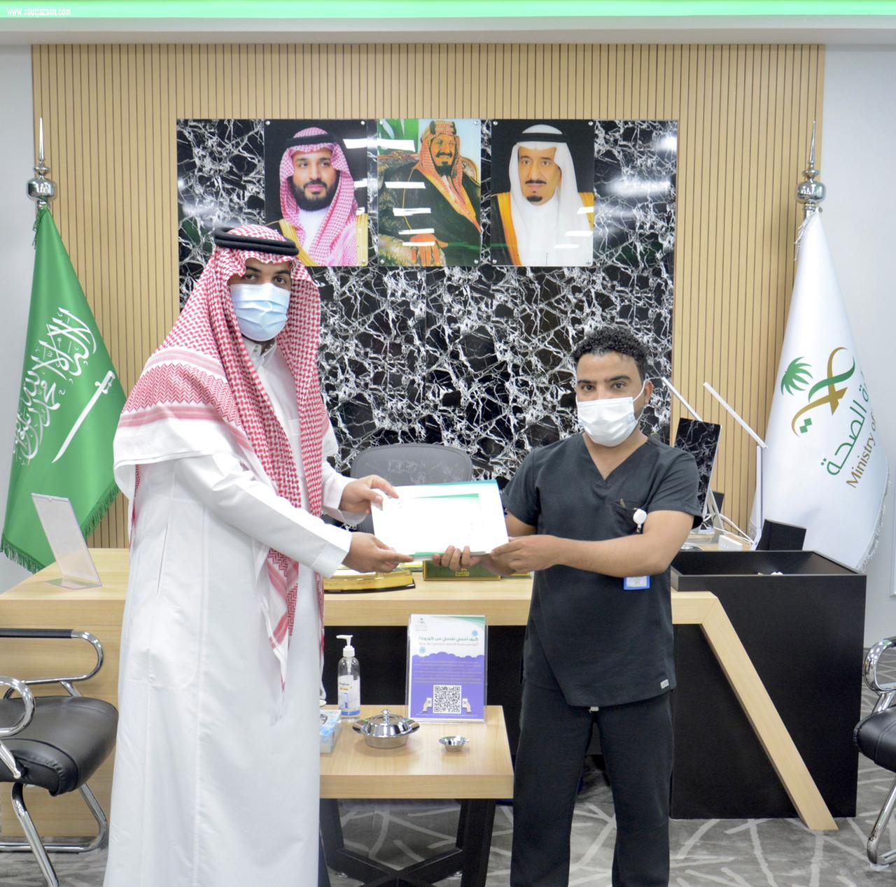 وزير الصحة  يكرم عدد من الموظفين المتميزين بصحة جازان 