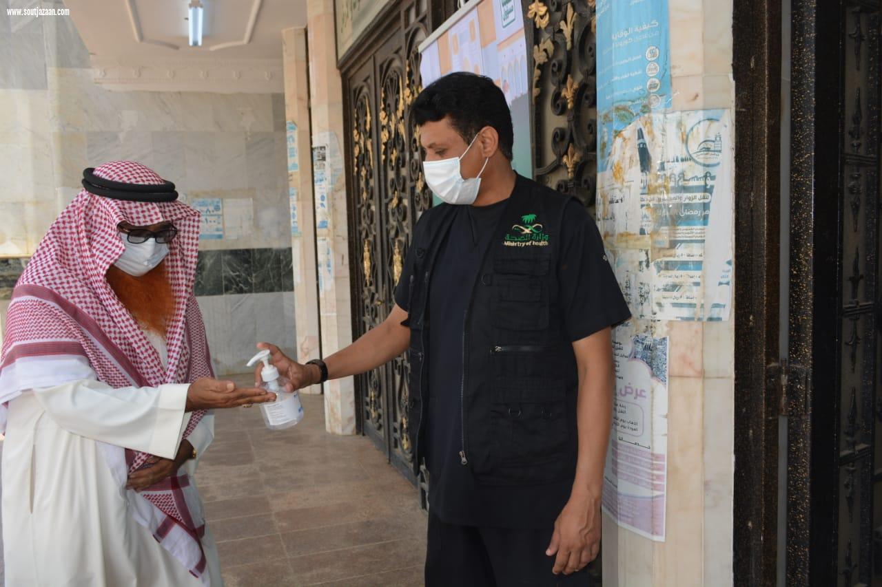 مستشفى صامطة وبالتعاون مع إدارة المساجد يواصل تنفيذ جولات على جوامع ومساجدالمحافظة لتطبيق الإجراءات الاحترازية