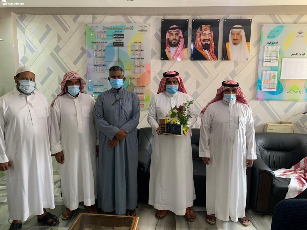 أسرة مجمع صير التعليمي بفرسان تحتفي بقائدها