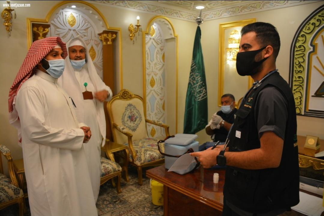 الشؤون الإسلامية بجازان بالتعاون مع المديرية العامة للصحة بالمنطقة  تقدم لقاح كورونا لمنسوبيها