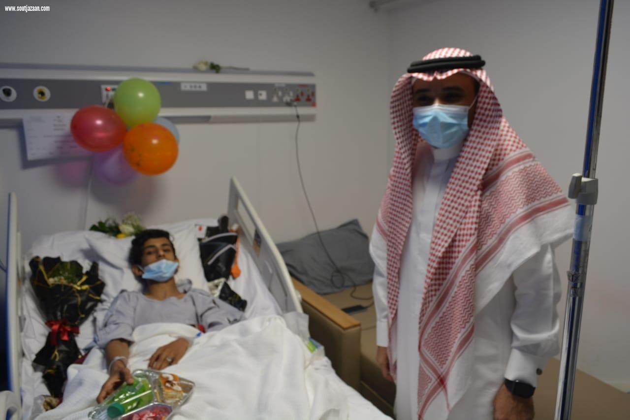 مدير مستشفى صامطة العام يعايد منسوبي ومرضى المستشفى