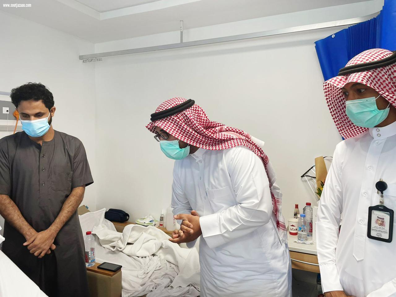 توزيع الورود على المرضى بمستشفى صامطة من قبل مكتب الابداع بالمستشفي عبدالله مشهور/صامطة