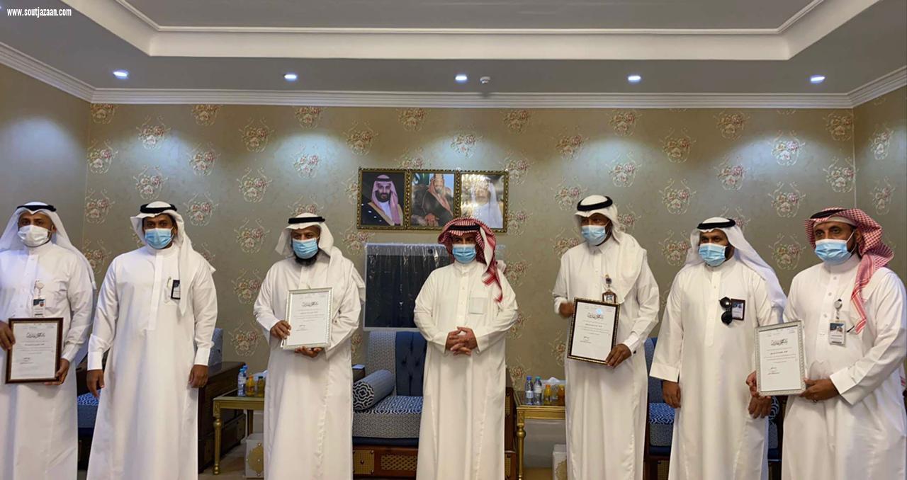 محافظ ضمد يكرم الفائزين من مكتب التعليم في مسابقة منصتي بحضور مدير عام تعليم صبيا