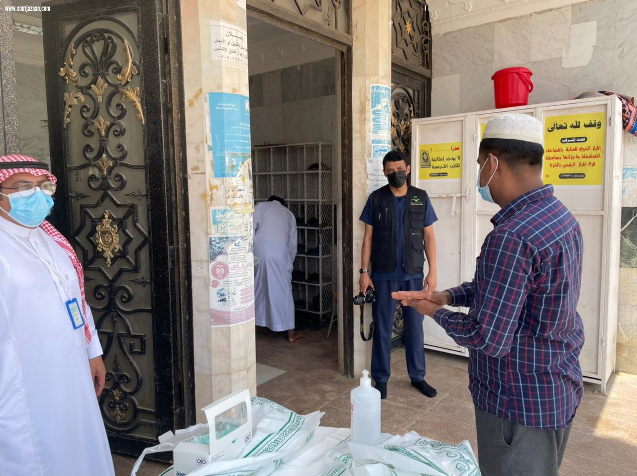 ضمن حملة صحة جازان مستشفى صامطة العام ينفذ في مسجدين بالمحافظة عمل  ميداني  لتطبيق الإجراءات الاحترازية 