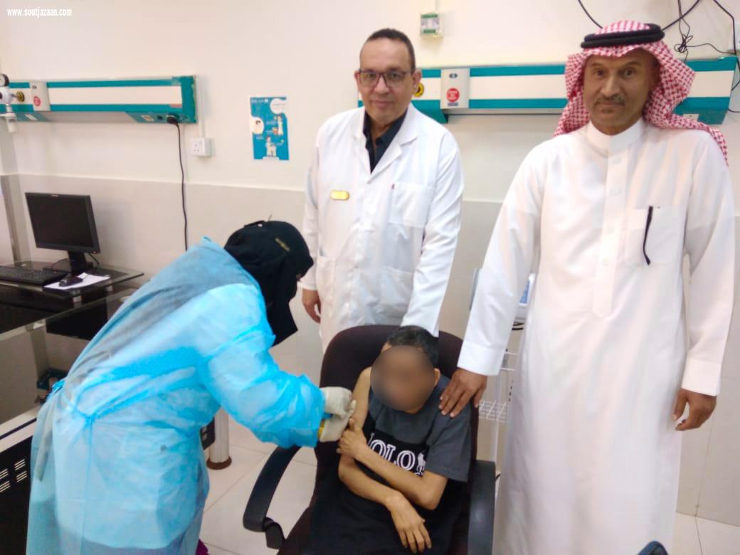مدير مركز التأهيل الشامل بجازان يدشن حملة تطعيم الحزام الناري لنزلاء المركز 