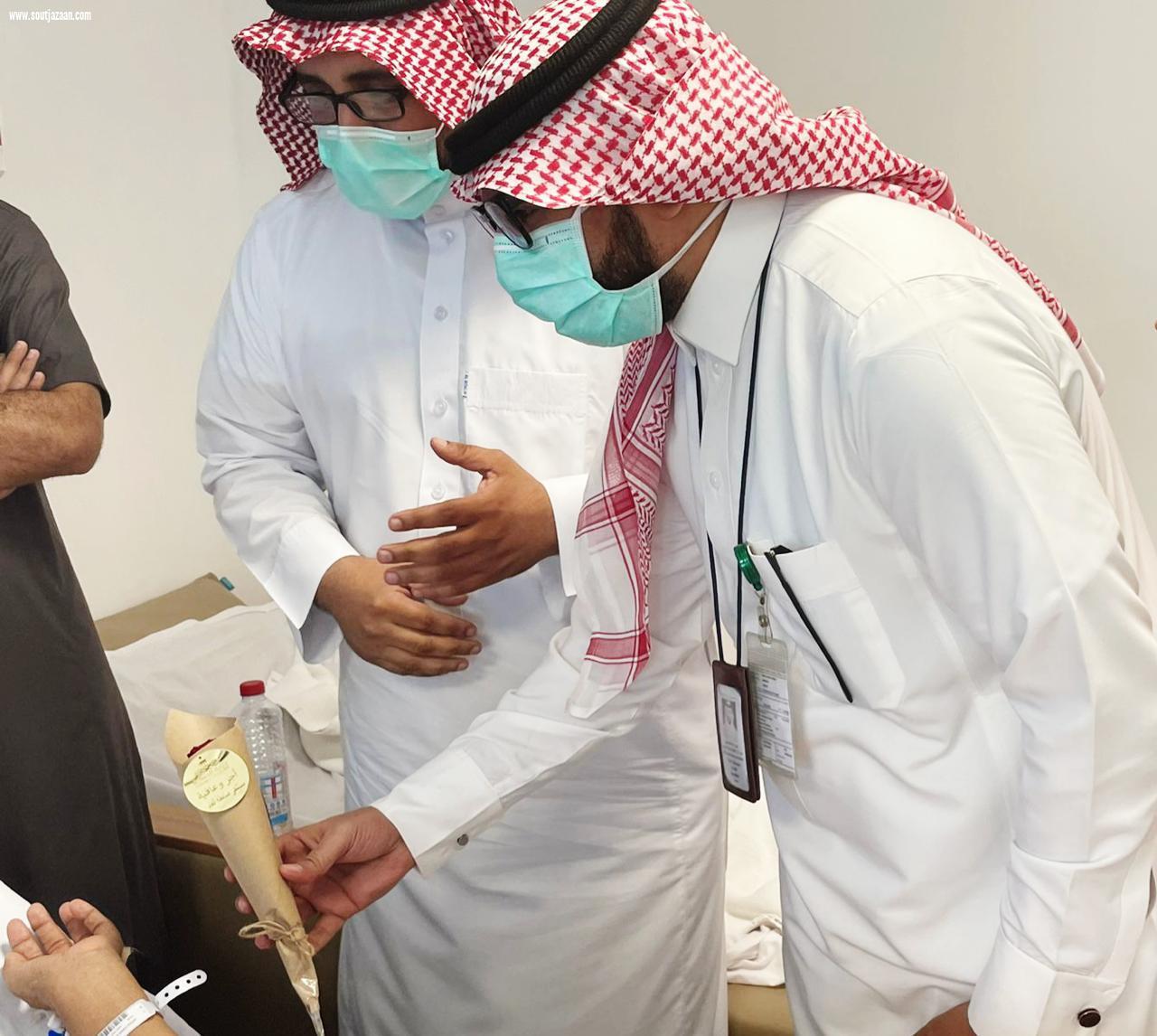 توزيع الورود على المرضى بمستشفى صامطة من قبل مكتب الابداع بالمستشفي عبدالله مشهور/صامطة