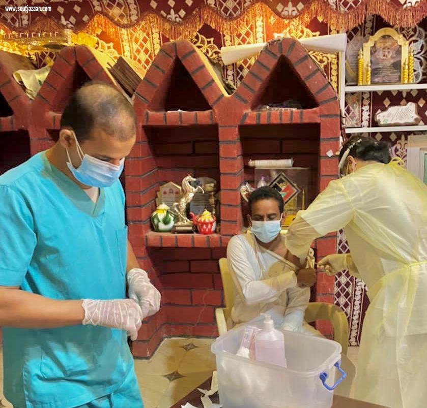 مبادرة شيخ العقله بالتنسيق مع مستشفى العارضة العام لتطعيم افراد قبيلته بمنزله