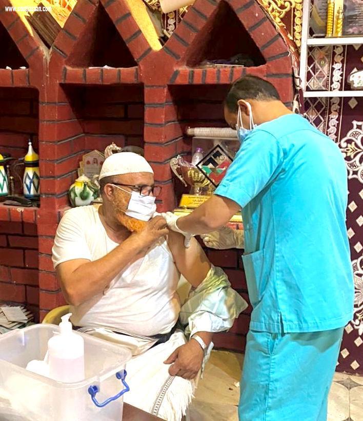 مبادرة شيخ العقله بالتنسيق مع مستشفى العارضة العام لتطعيم افراد قبيلته بمنزله