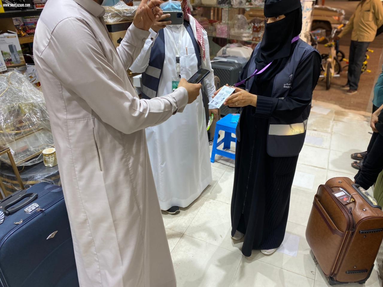 محافظة صامطة قامت فرقة مشتركة من مستشفى صامطة العام وشرطة المحافظة عدد من الجولات الميدانية على بعض  المجمعات التجارية  في المحافظة