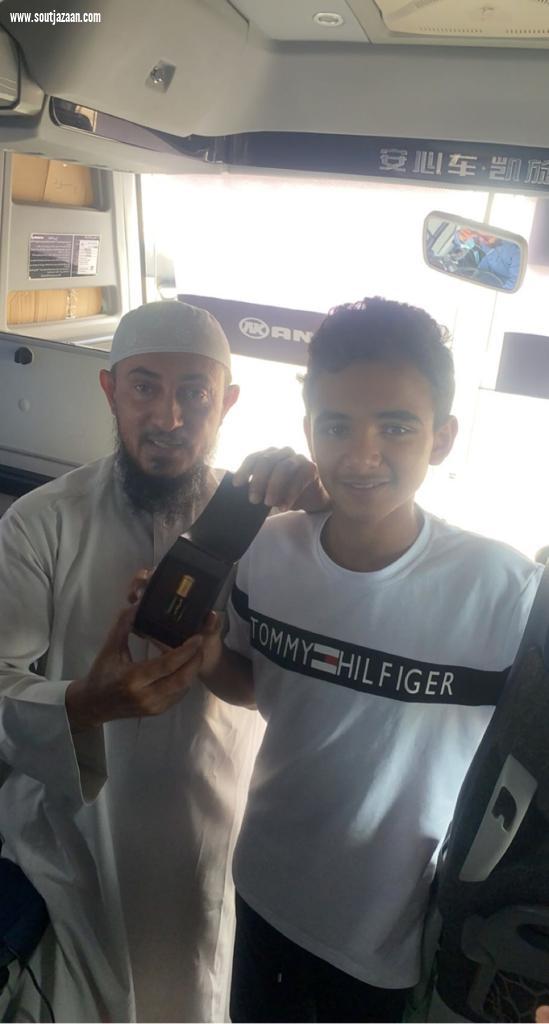 حملة الوفاء على نية الشهداء تكرم أبناء الشهيد محزري وتحفز المعتمرين