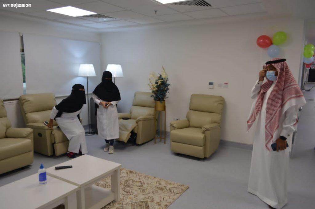 مدير مستشفى صامطة العام يعايد منسوبي ومرضى المستشفى