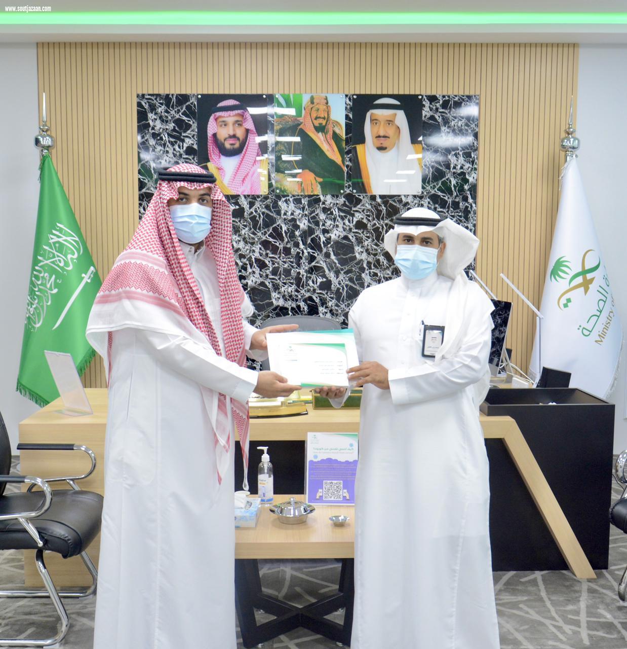 وزير الصحة  يكرم عدد من الموظفين المتميزين بصحة جازان 