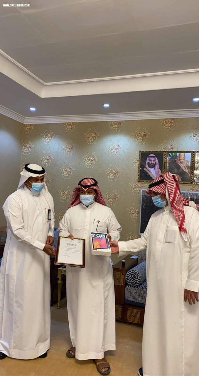 محافظ ضمد يكرم الفائزين من مكتب التعليم في مسابقة منصتي بحضور مدير عام تعليم صبيا