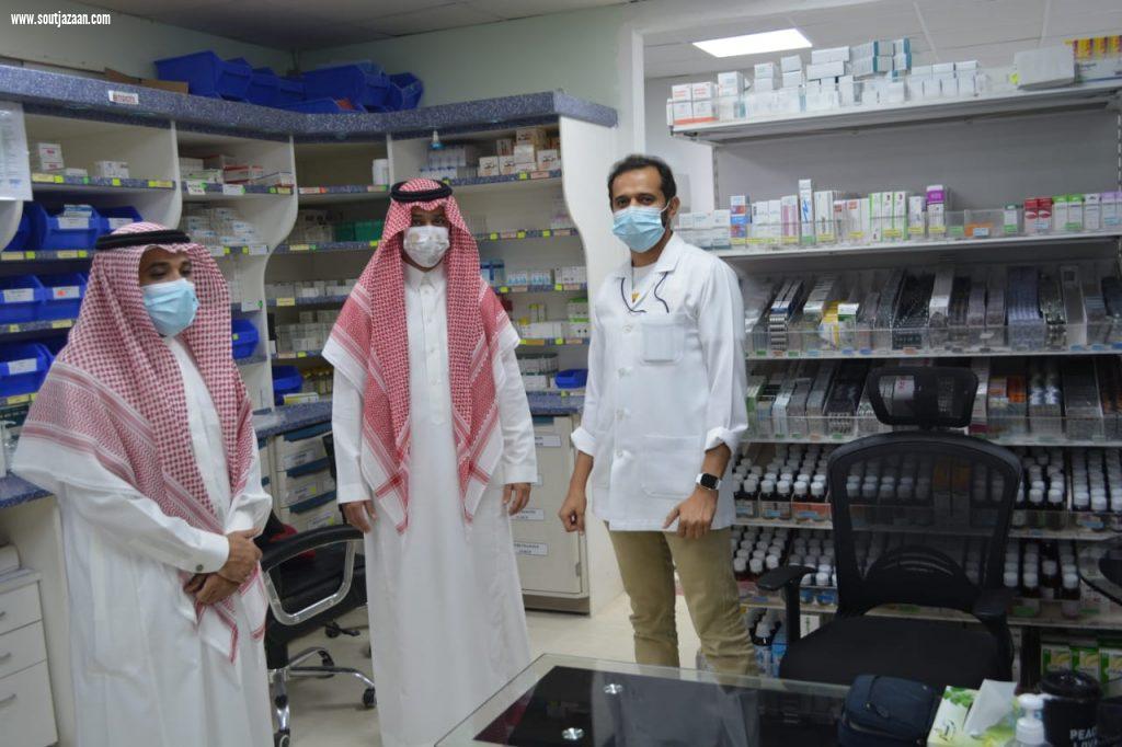 مدير مستشفى صامطة العام يعايد منسوبي ومرضى المستشفى