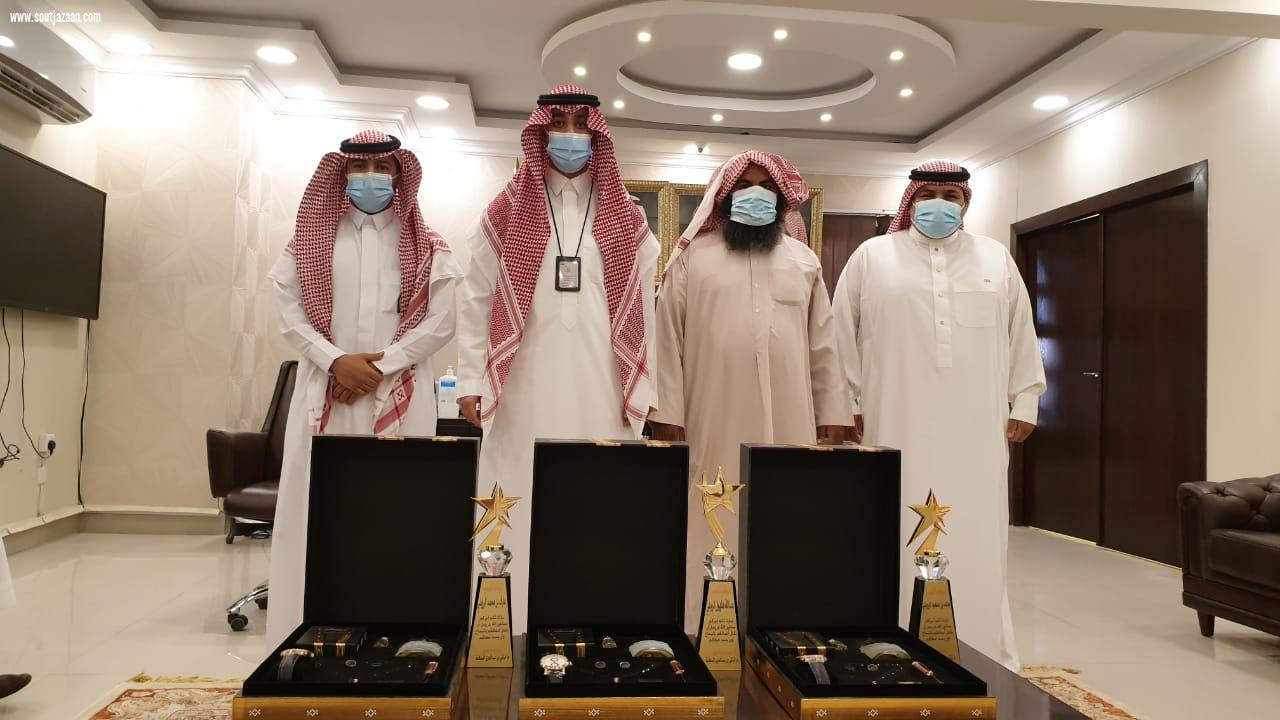 تكريم موظفين في بلدية صوير