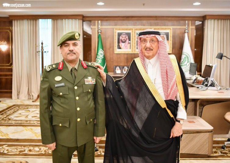 أمير جازان يقلّد مدير جوازات المنطقة اللواء الحواس رتبته الجديدة 