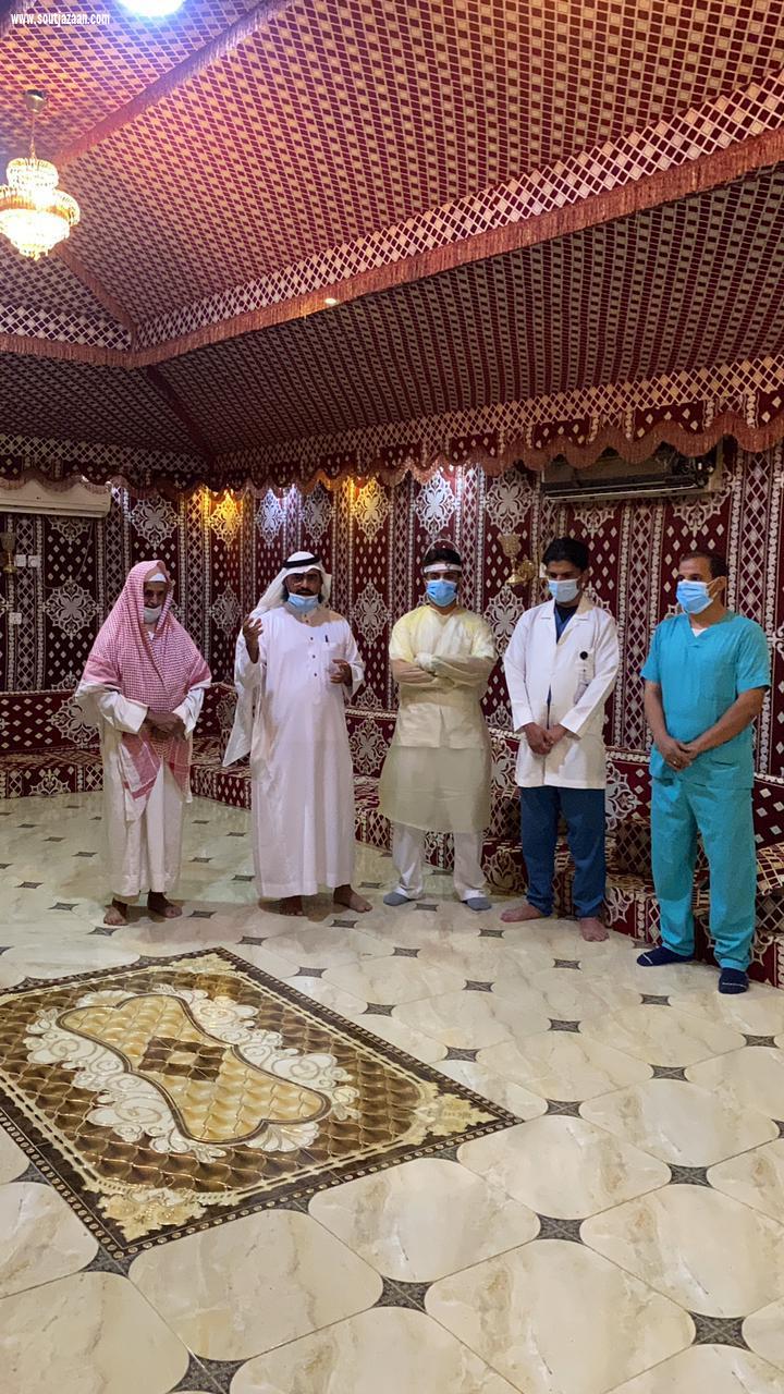 مبادرة شيخ العقله بالتنسيق مع مستشفى العارضة العام لتطعيم افراد قبيلته بمنزله