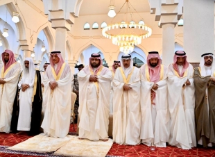 سمو أمير منطقة جـــازان وسمو نائبه يؤديان صلاة عيد الفطر المبارك 