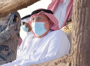 سمو أمير منطقة جازان يشارك أهالي فرسان صيد سمك الحريد