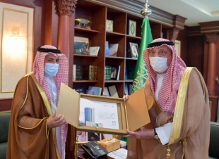 سمو الأمير محمد بن ناصر يستقبل رئيس ووكلاء جامعة جازان ويتسلم التقرير السنوي لمنجزات الجامعة