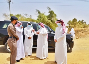 محافظ ضمدالغامدي يقوم بجولة تفقدية لمجرى وادي ضمد