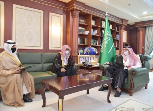 سمو أمير منطقة جازان يتسلم التقرير السنوي لفرع الرئاسة العامة للبحوث العلمية والإفتاء بالمنطقة