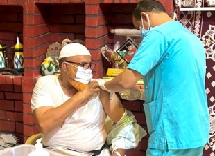 مبادرة شيخ العقله بالتنسيق مع مستشفى العارضة العام لتطعيم افراد قبيلته بمنزله