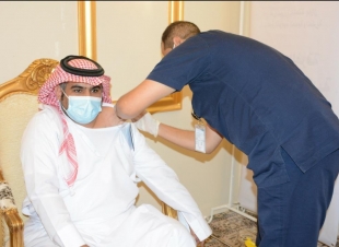 الشؤون الإسلامية بجازان بالتعاون مع المديرية العامة للصحة بالمنطقة  تقدم لقاح كورونا لمنسوبيها