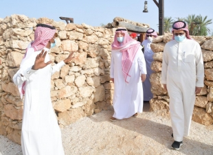 سمو الأمير محمد بن ناصر يتفقد قرية القصارالسياحية ومتحف الأديب إبراهيم مفتاح بفرسان