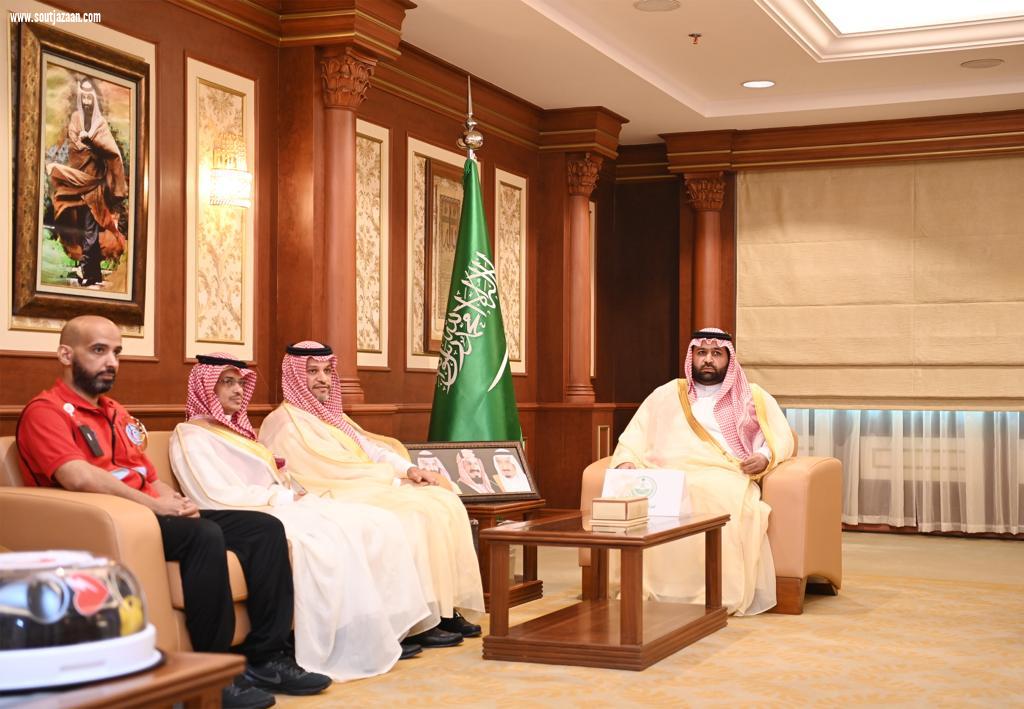 سمو نائب أمير جازان يستقبل رئيس هيئة الهلال الأحمر السعودي ويدشن مشروع الإسعاف الجوي بالمنطقة