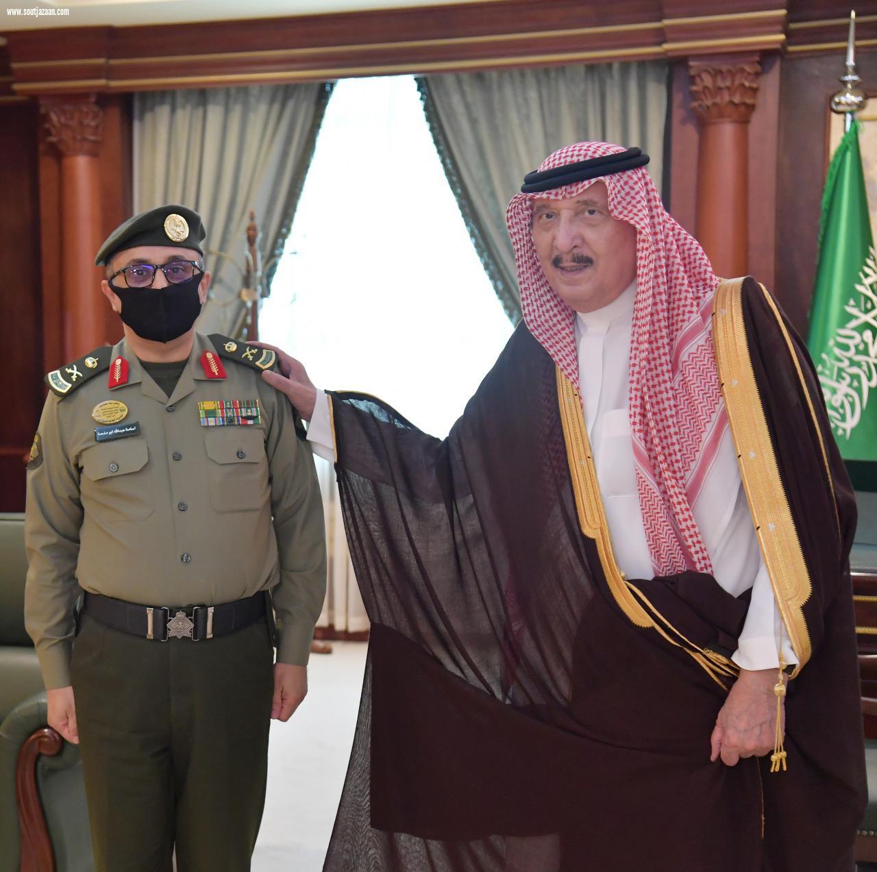 سمو أمير منطقة جازان يقلد مُدِيري الجوازات والسجون بالمنطقة رتبتيهما  الجديدة لواء