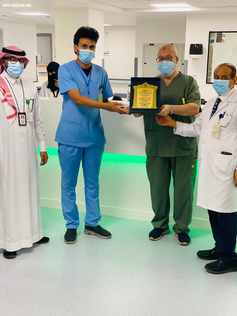 تكريم الدكتور أحمد الهنداوي بمستشفى صامطة العام لجهوده المبذولة