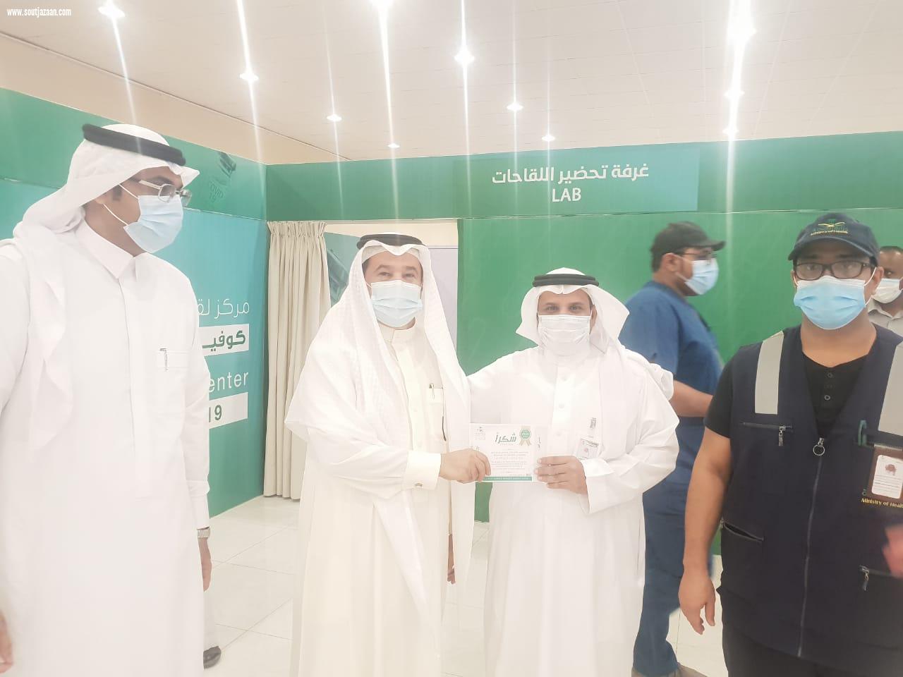 محافظ المجاردة يزور مركز اللقاحات ويتابع آلية تقديم اللقاحات للطلاب والطالبات بدون مواعيد مسبقه