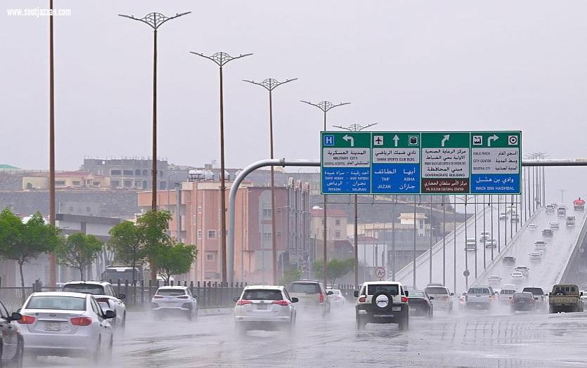 منطقة عسير تشهد أمطارًا متواصلة من الصباح الباكر