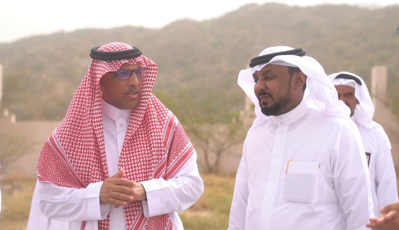 أمين جازان يتفقد مشاريع فيفاء البلدية ويناقش سبل تطوير سير العمل