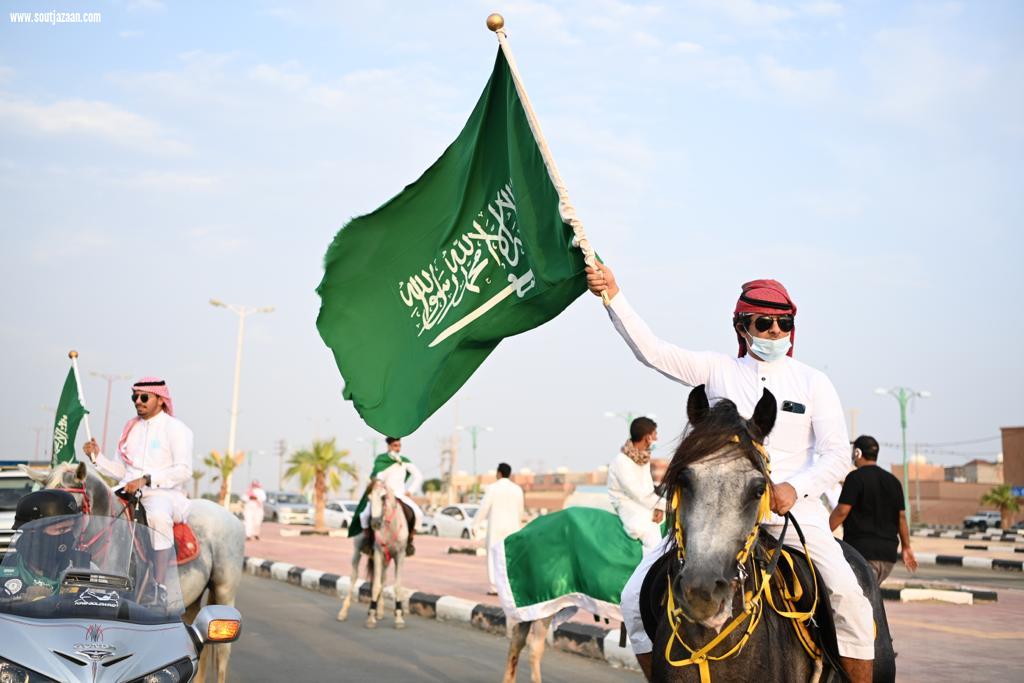 الخيول العربية تجوب شوارع مركز السهي احتفالاً باليوم الوطني الـ 91