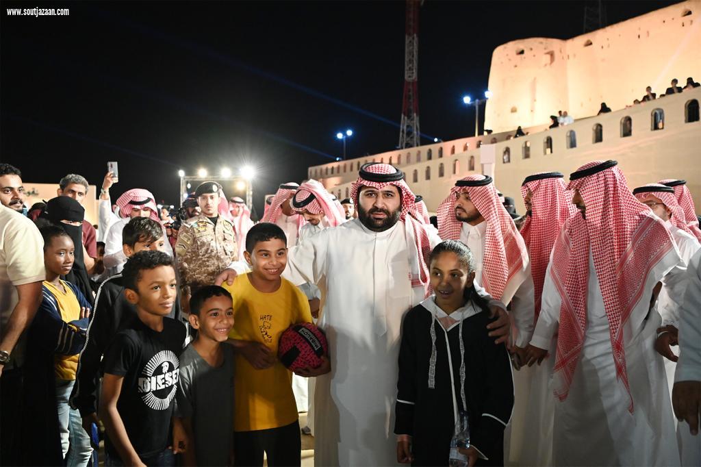 سموُّ الأميرِ محمد بن عبدالعزيز يتفقَّد عدداً من مقارِّ فعاليات مهرجان  شتاء جازان أجمل وأدفأ