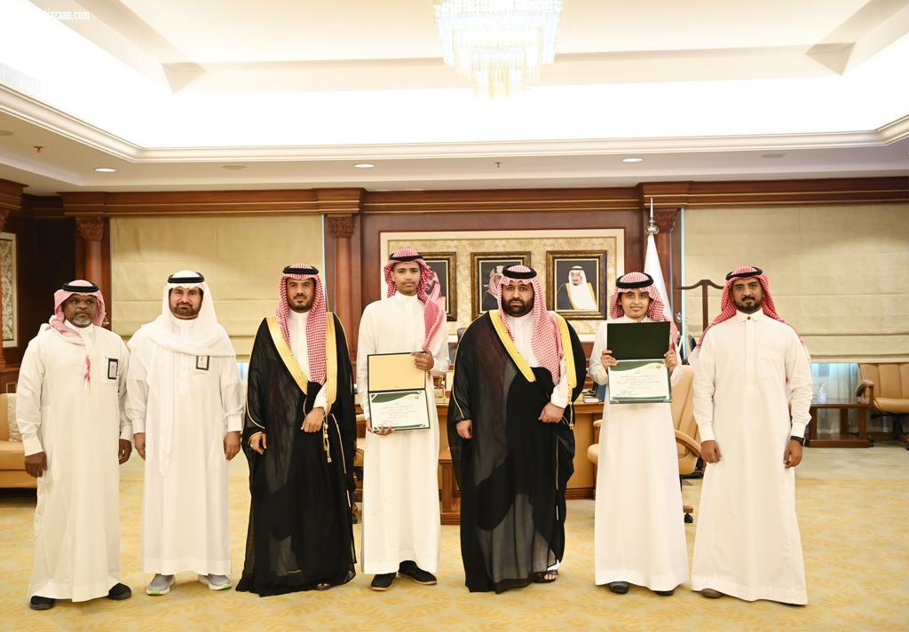 سمو نائب أمير جازان يكرم الطالبين مغفوري وصميلي لتحقيقهما مراكز متقدمة في مسابقة المهارات الثقافية