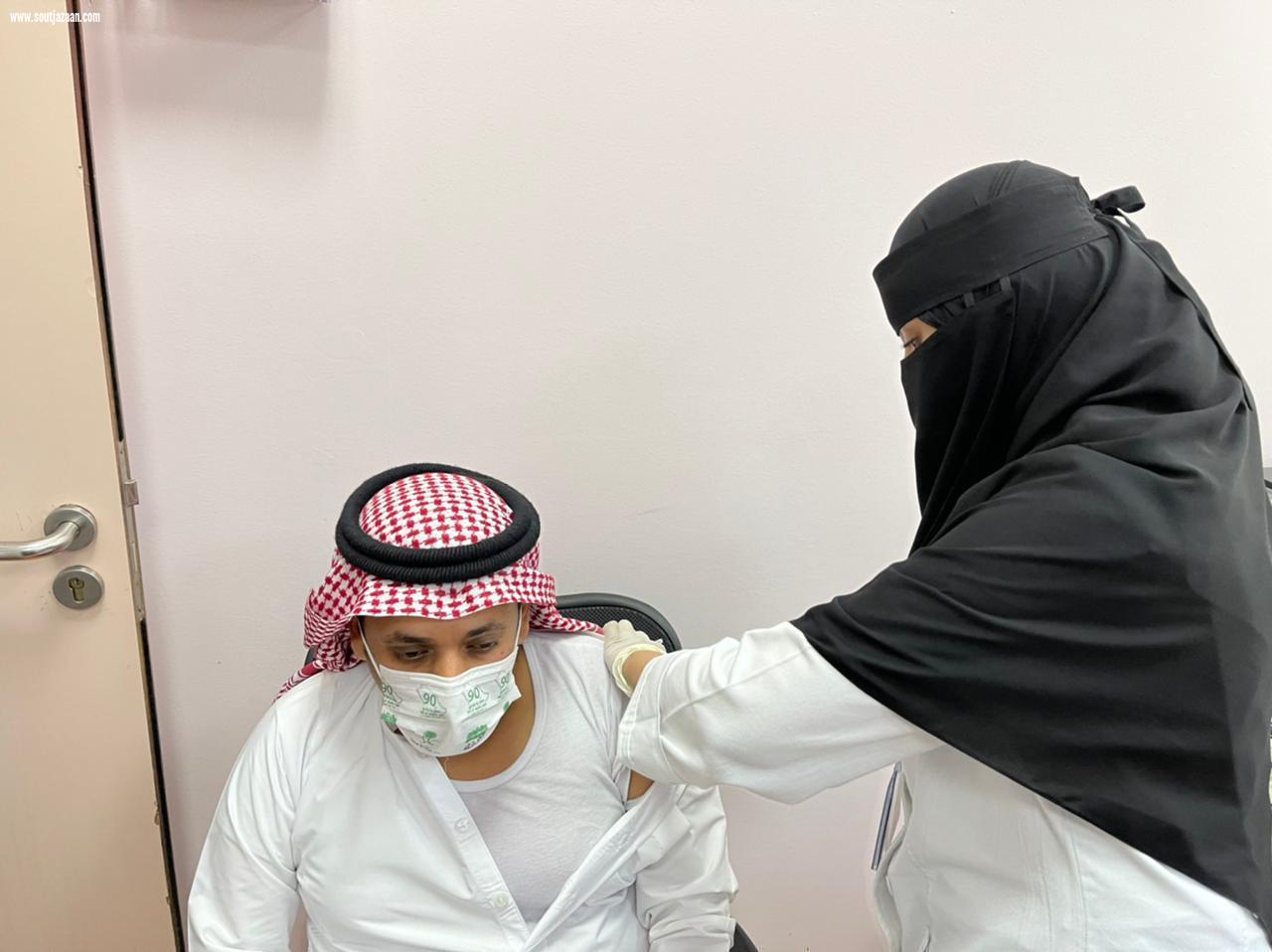 محافظ بيش يدشن عيادة لقاحات كورونا ١٩ بمستشفى بيش العام 