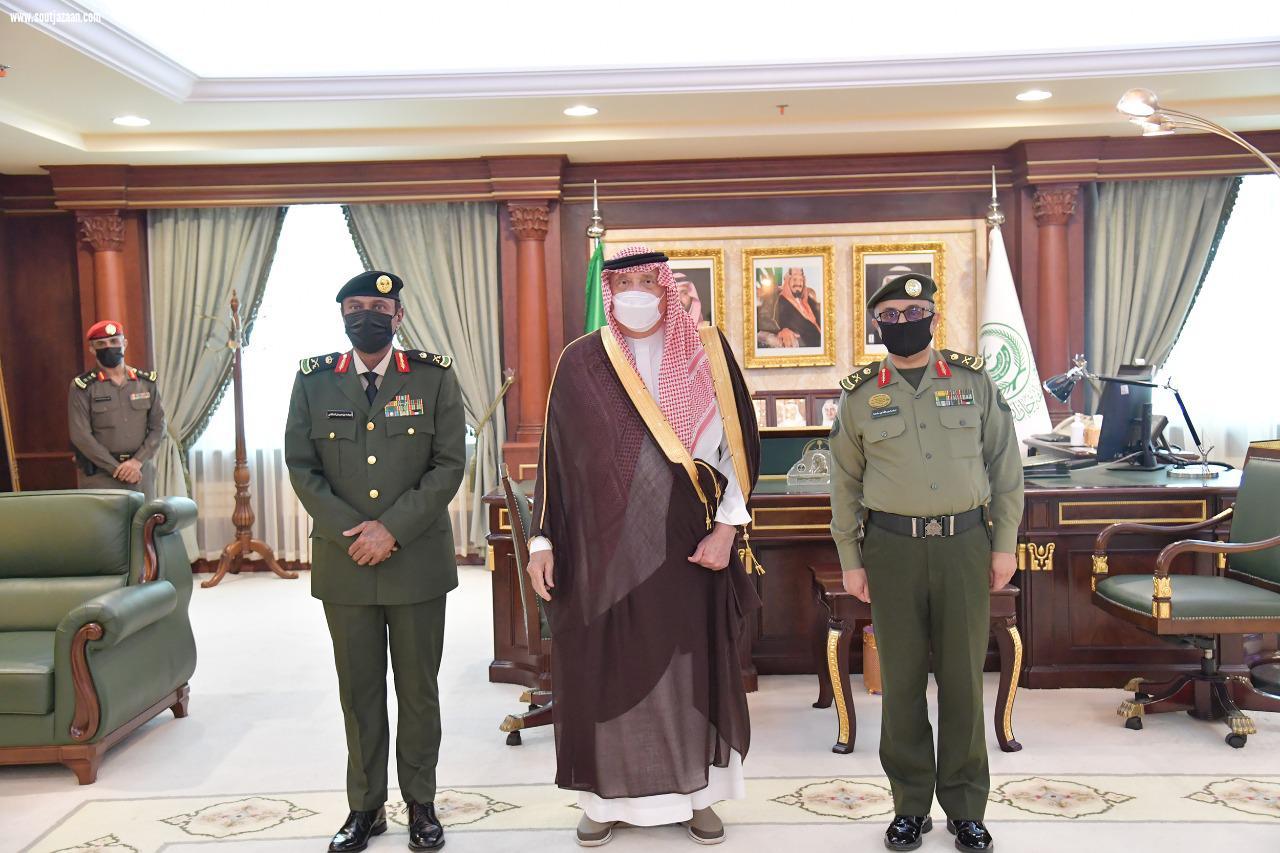 سمو أمير منطقة جازان يقلد مُدِيري الجوازات والسجون بالمنطقة رتبتيهما  الجديدة لواء