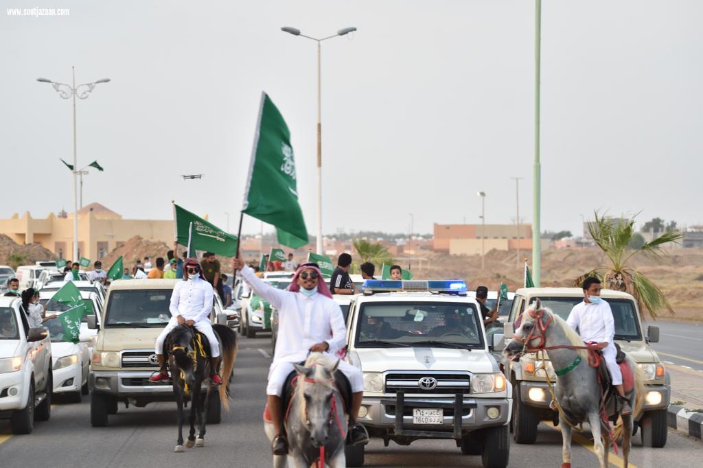 الخيول العربية تجوب شوارع مركز السهي احتفالاً باليوم الوطني الـ 91