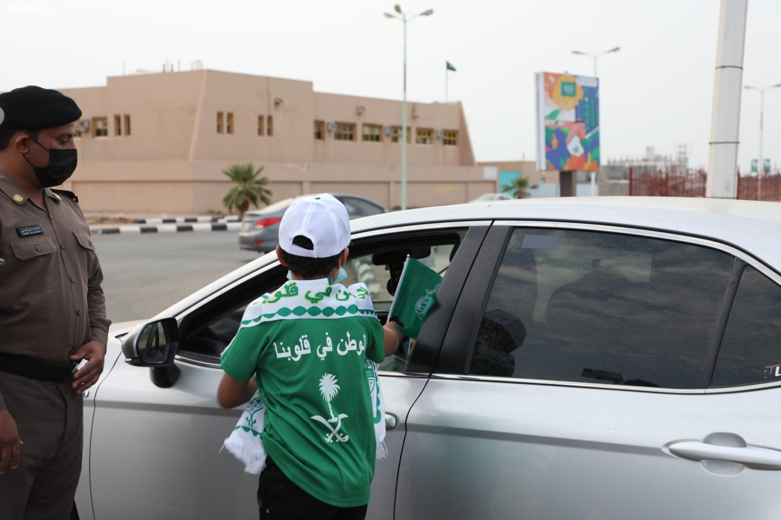 الخيول العربية تجوب شوارع مركز السهي احتفالاً باليوم الوطني الـ 91