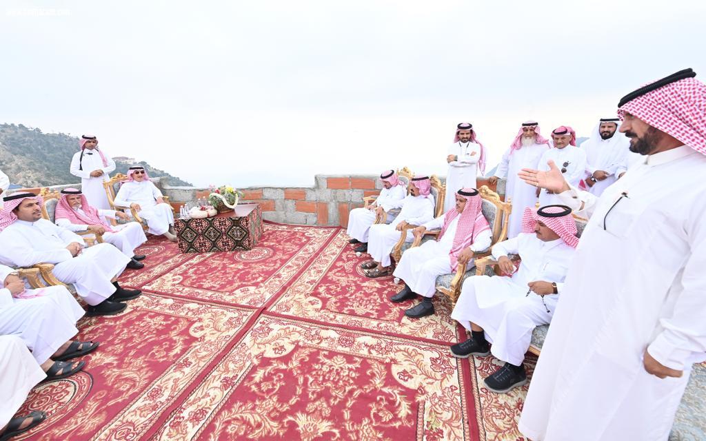 سمو أمير جازان يزور عدداً من مشايخ محافظة الدائر  بني مالك ويطلع على مشاريع البلدية بالمحافظة