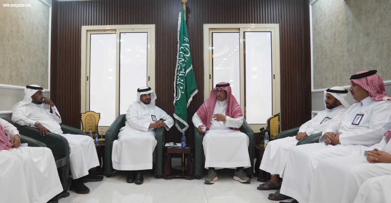 أمين جازان يتفقد مشاريع فيفاء البلدية ويناقش سبل تطوير سير العمل
