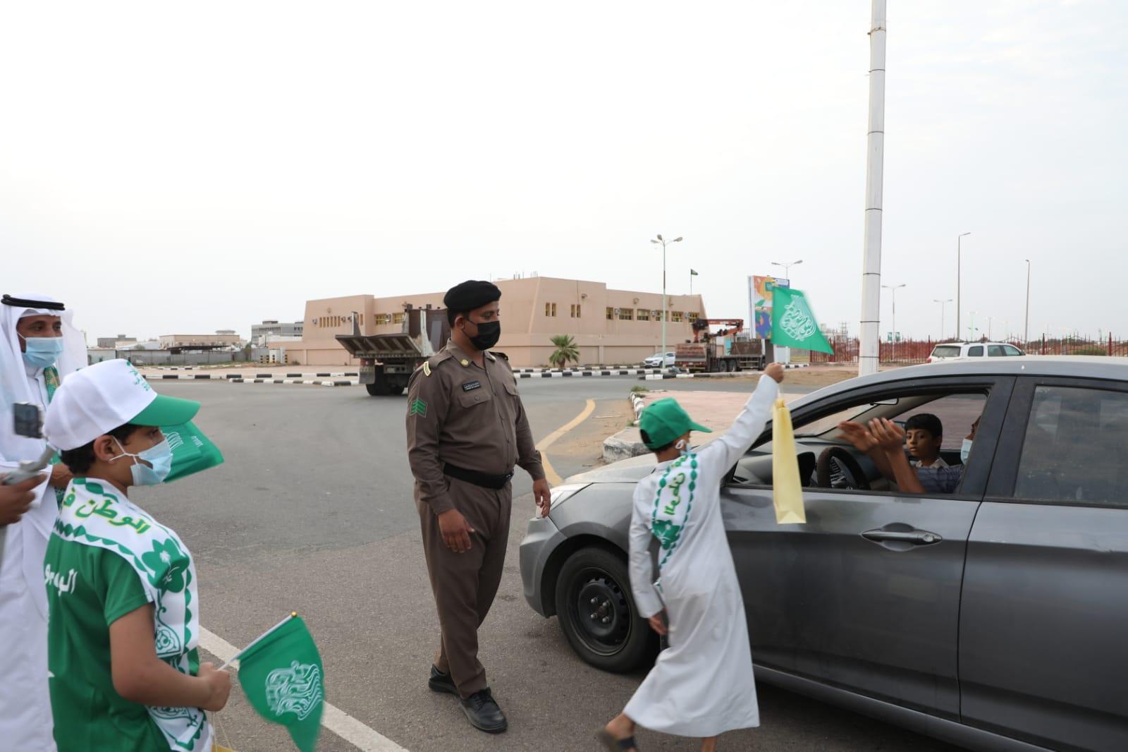 الخيول العربية تجوب شوارع مركز السهي احتفالاً باليوم الوطني الـ 91