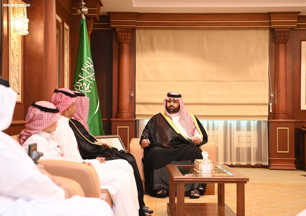 سمو نائب أمير جازان يكرم الطالبين مغفوري وصميلي لتحقيقهما مراكز متقدمة في مسابقة المهارات الثقافية