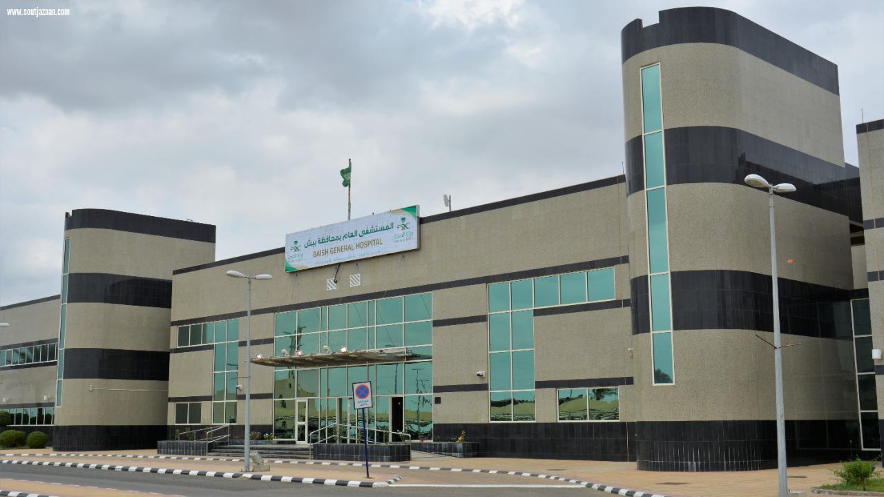 محافظ بيش يدشن عيادة لقاحات كورونا ١٩ بمستشفى بيش العام 