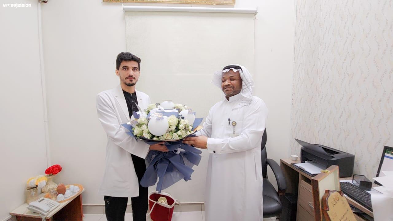 مدير مركز الرعاية الأولية بالحصمة يكرم الأطباء المتميزين خلال شهرسبتمبر