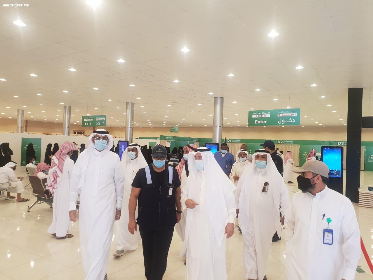 محافظ المجاردة يزور مركز اللقاحات ويتابع آلية تقديم اللقاحات للطلاب والطالبات بدون مواعيد مسبقه