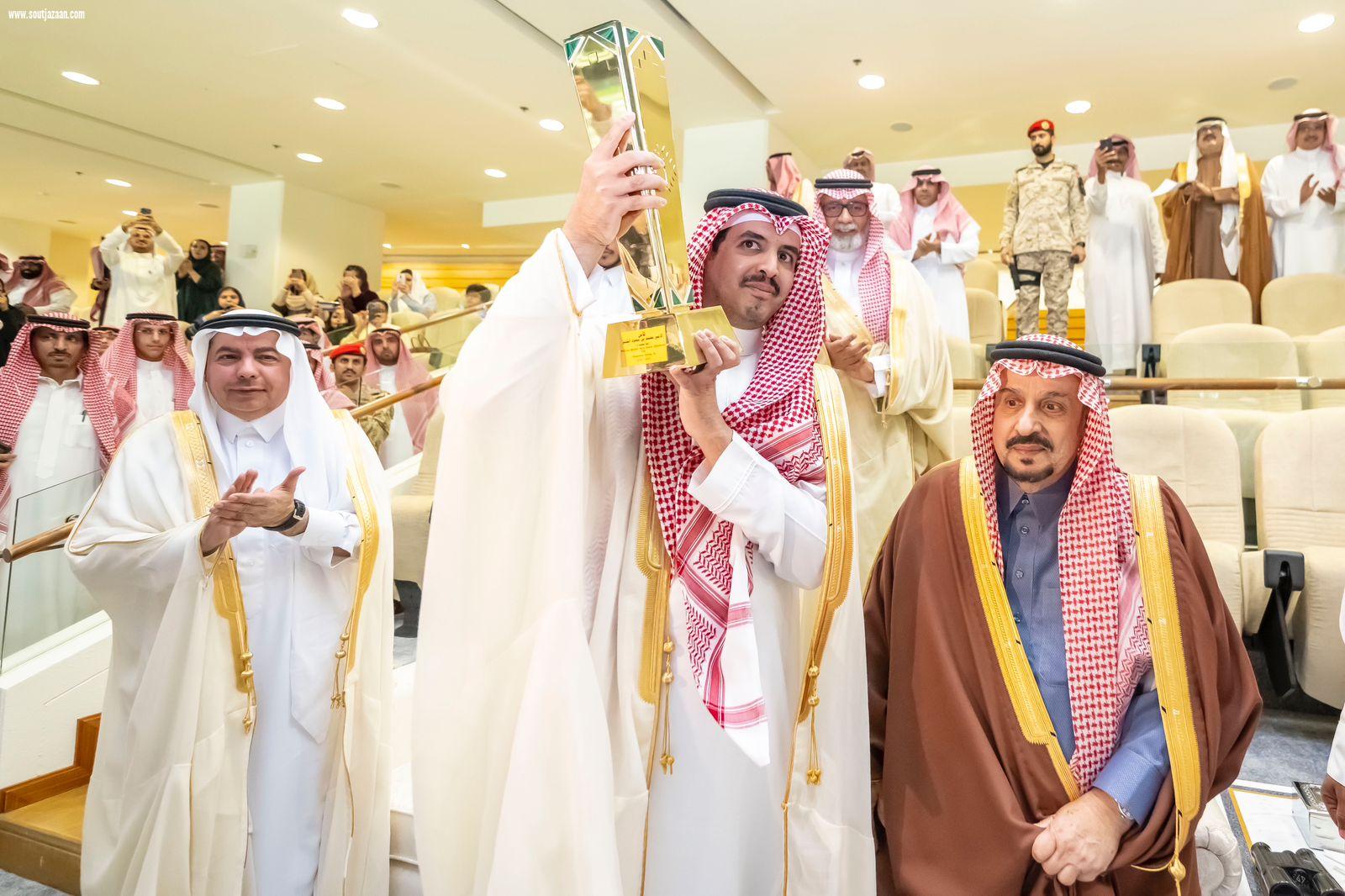 أمير منطقة الرياض يتوج الأمير سعود بن سلمان ببطولة  كأس الوفاء